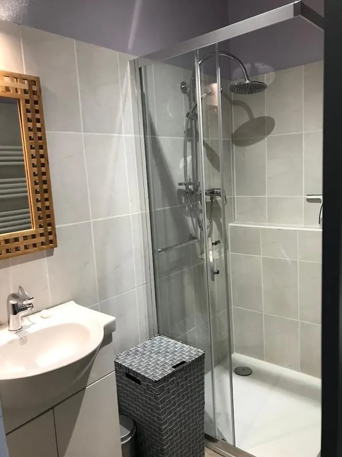 Avenue De La Gare Bed & Breakfast Riscle