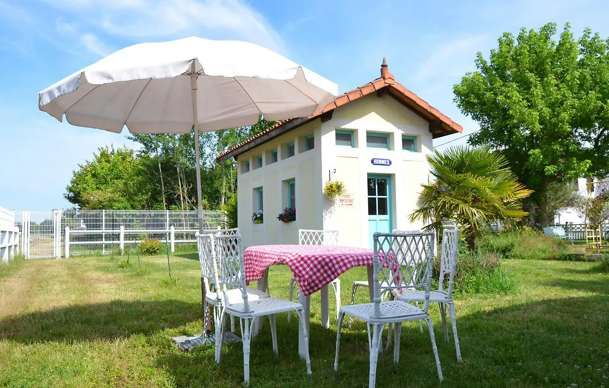 Avenue De La Gare Bed & Breakfast Riscle
