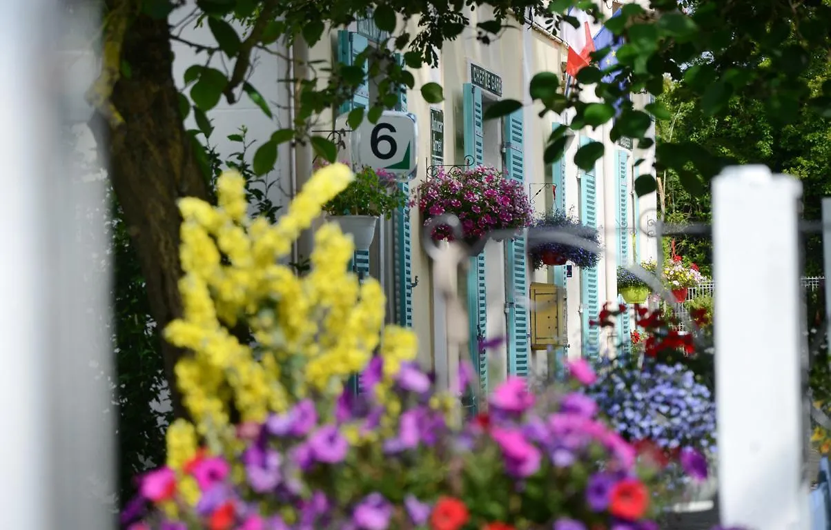 Avenue De La Gare Bed & Breakfast Riscle