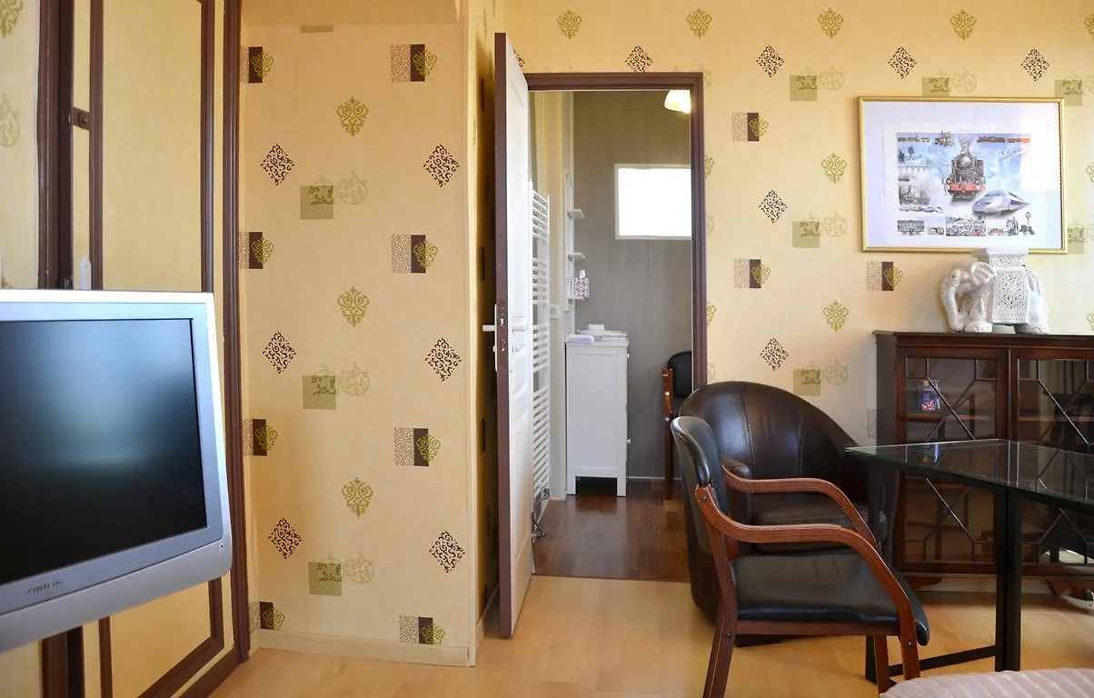 Avenue De La Gare Bed & Breakfast Riscle